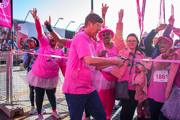 乳がん啓発のためのチャリティーイベントへの参加（南アフリカ）