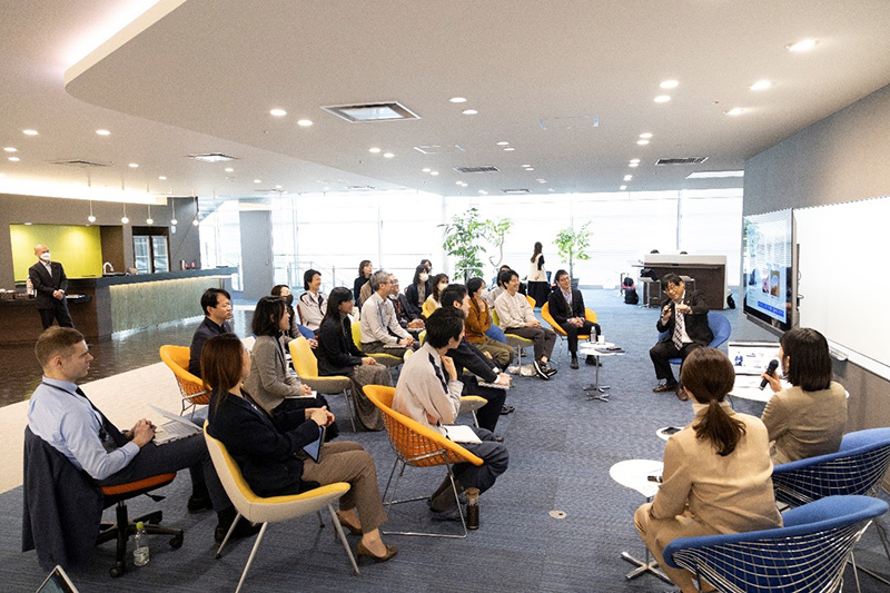 a talk session between employees and President Asano on the theme of Sysmex’s wellbeing