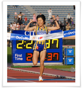 ゴールインする野口選手