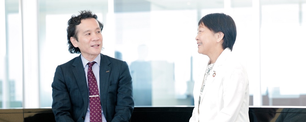 右:執行役員 臨床戦略・学術本部長 渡辺 玲子 左:臨床戦略・学術本部 臨床戦略第一部 プリンシパルプランナー 新納 隼人
