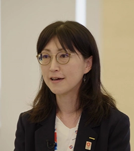 足立 暁子